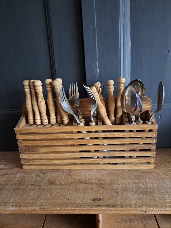 vintage,sober,landelijk,brocant bestek set met houten handvat in houder