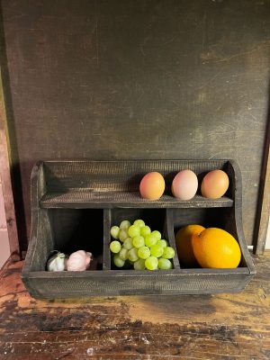 vergrijsd houten gruttersbak met plek voor 3 eitjes