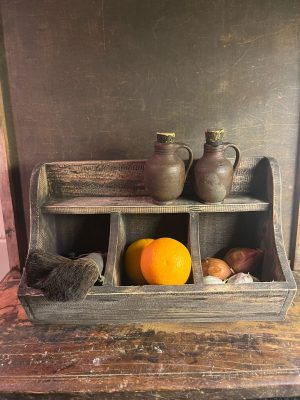 sobere vergrijsd houten gruttersbak