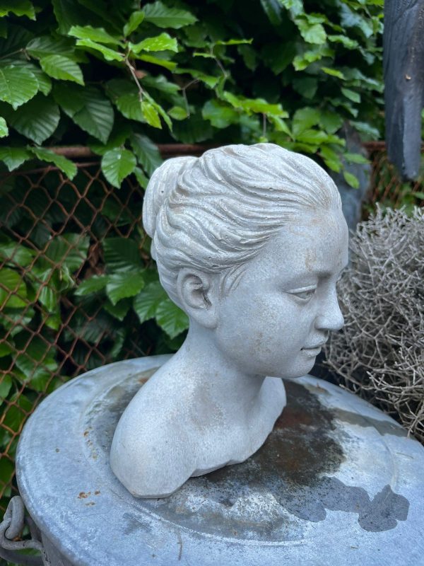 betonnen vrouw,borstbeeld - Afbeelding 2