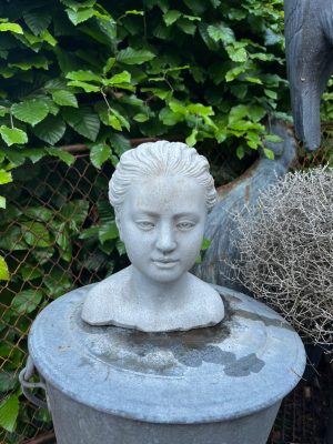 betonnen vrouw,borstbeeld