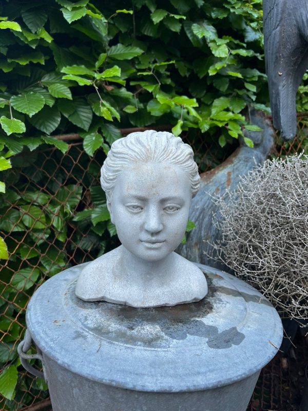 betonnen vrouw,borstbeeld