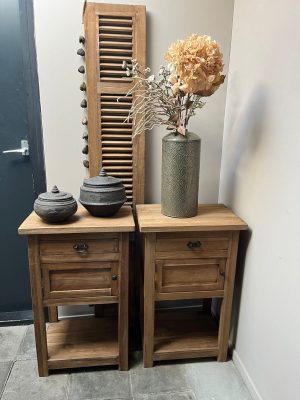set van 2 hoge oud houten nachtkastjes,slaapkamer