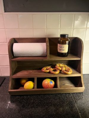 oud houten gruttersbak met keukenrolhouder