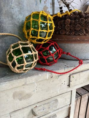 vintage groen glazen drijver met rood touw
