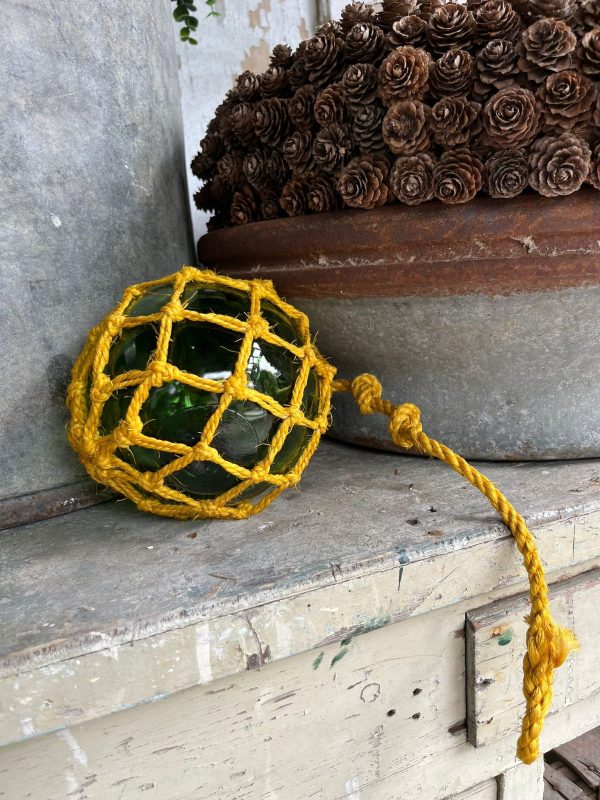 vintage groen glazen bal,drijver met geel touw