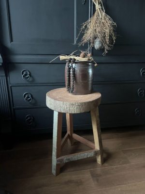 stoere hoge houten kruk,bijzettafel,plantentafel