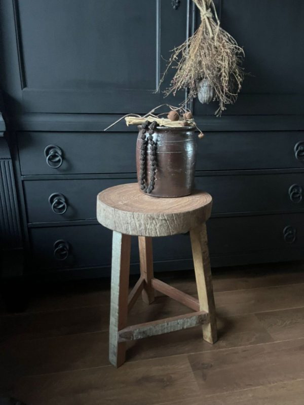 stoere hoge houten kruk,bijzettafel,plantentafel