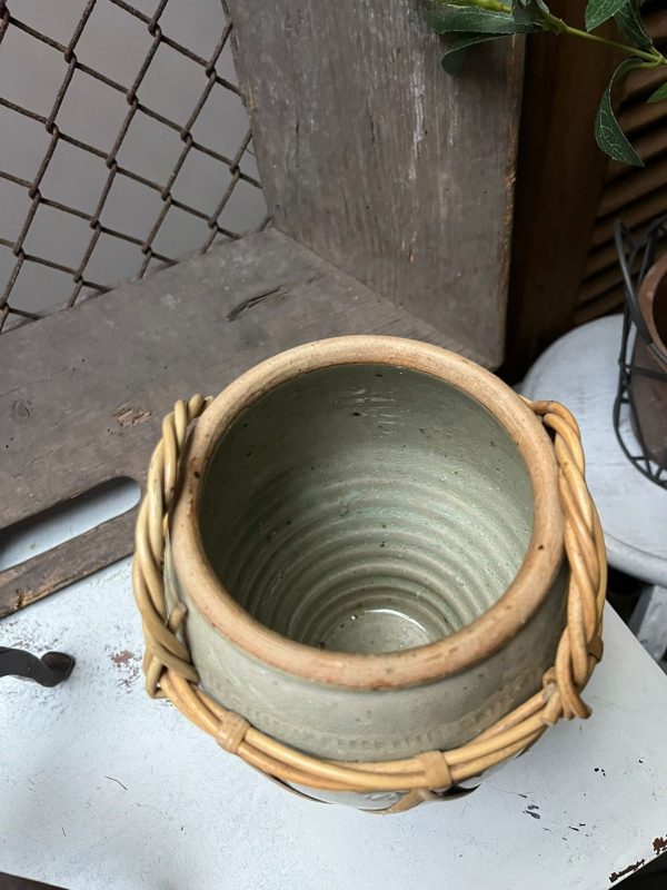 vintage aardewerk pot met riet erom - Afbeelding 2