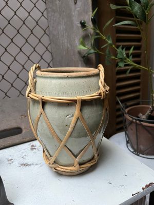 vintage aardewerk pot met riet erom