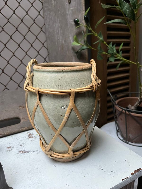 vintage aardewerk pot met riet erom
