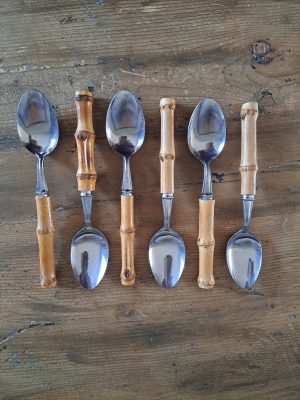 6  vintage lepels met bamboe houten handvat