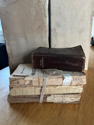 bundeltje oude vintage boekjes met touw