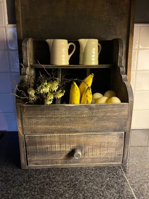 sobere houten gruttersbak met lade