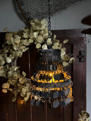 sober hanglampje met bedeltjes op batterij