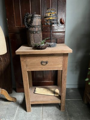 hoog houten nachtkastje,tafeltje