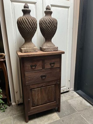 sober oud houten kastje