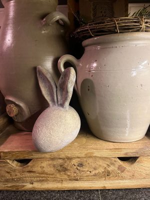 betonnen ei met haas oren