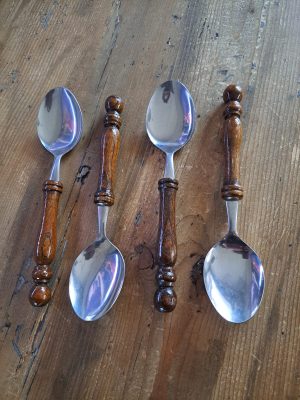 4 vintage lepels met houten handvat