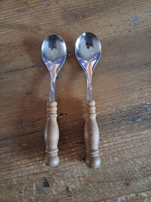 2 theelepeltjes met houten handvat
