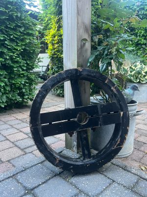 vintage oud houten wiel zwart